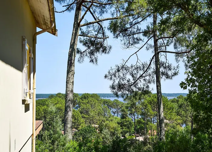 Picturesque Lakeview House For 6